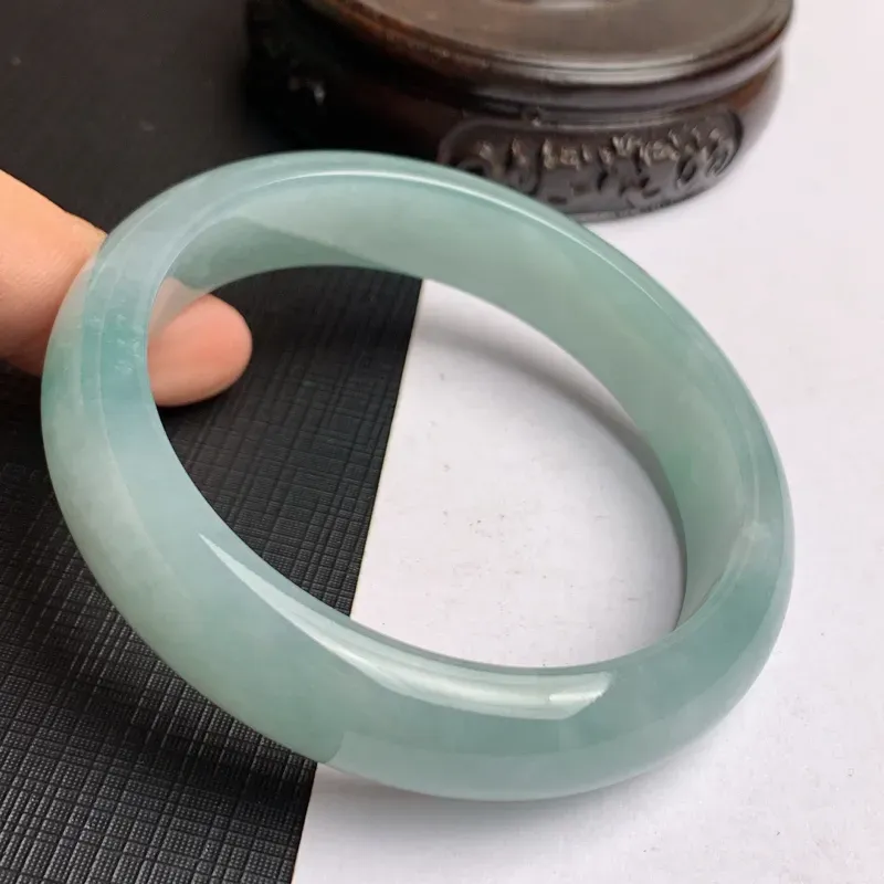 【缅甸a货翡翠,水润满色正圈手镯57.8mm,玉质细腻,色彩艳丽,水润秀气,条形大方得体,佩戴效果好】图7