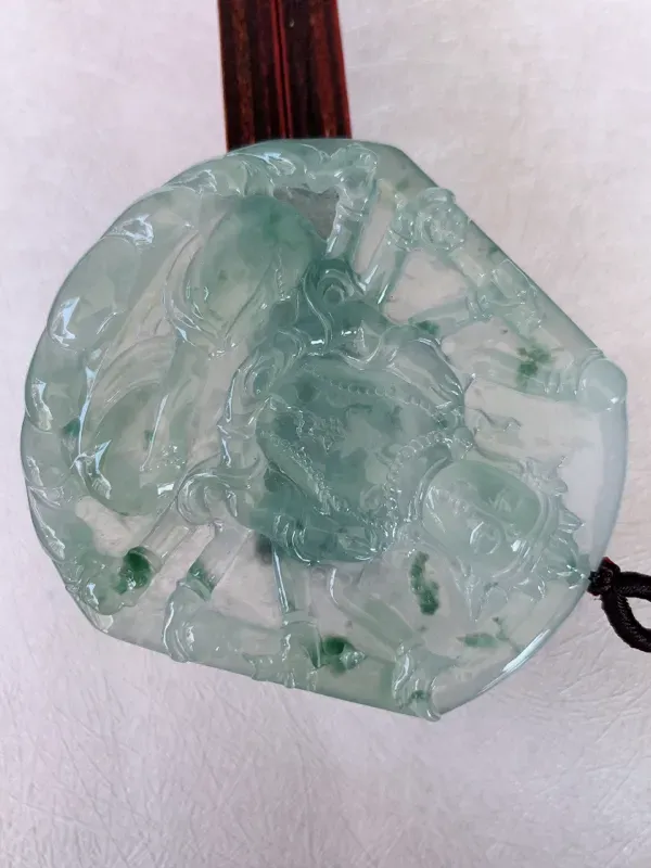 【冰飘花千手观音翡翠挂件,【自然光拍摄】形体饱满圆润,厚装大件,冰胶感十足,荧光强烈,高性价比,值得入手。#60'23尺寸57.5*55.5*6~】图5