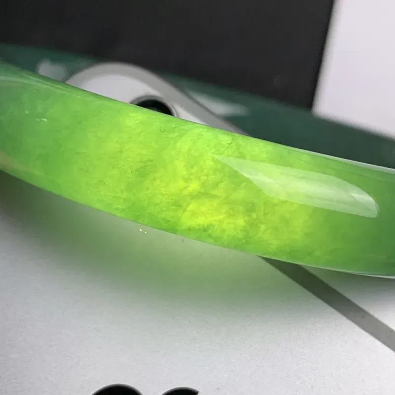 【缅甸a货翡翠,水润满色圆条手镯58.5mm,玉质细腻,色彩艳丽,秀气圆润,条形大方得体,佩戴效果好】图9