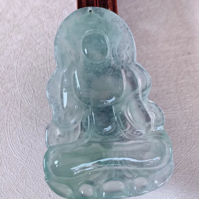 【大件老坑冰度母观音翡翠挂件,【自然光实拍】,法相庄严,灵华自然。度母是观世音菩萨的化身,度母的造像跟观音一样,是很考验师傅的雕工和底蕴的,头戴宝冠,面容姣好,体态腴美。 整体非常之灵韵,气度非凡。佩戴效果优雅迷人,性价比超值!#50.21尺寸60*36*5】图8
