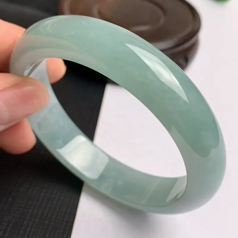 【缅甸a货翡翠,水润满色正圈手镯57.8mm,玉质细腻,色彩艳丽,水润秀气,条形大方得体,佩戴效果好】图1