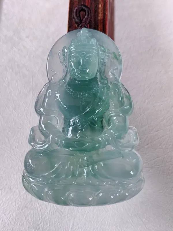 【大件老坑冰度母观音翡翠挂件,【自然光实拍】,法相庄严,灵华自然。度母是观世音菩萨的化身,度母的造像跟观音一样,是很考验师傅的雕工和底蕴的,头戴宝冠,面容姣好,体态腴美。 整体非常之灵韵,气度非凡。佩戴效果优雅迷人,性价比超值!#60尺寸54.2*36*5.5】图2