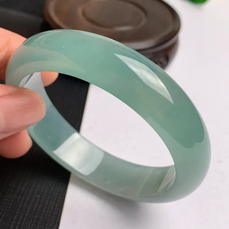 【缅甸a货翡翠,水润满色正圈手镯55.3mm,玉质细腻,色彩迷人,水润透亮,条形大方得体,佩戴效果好】图1