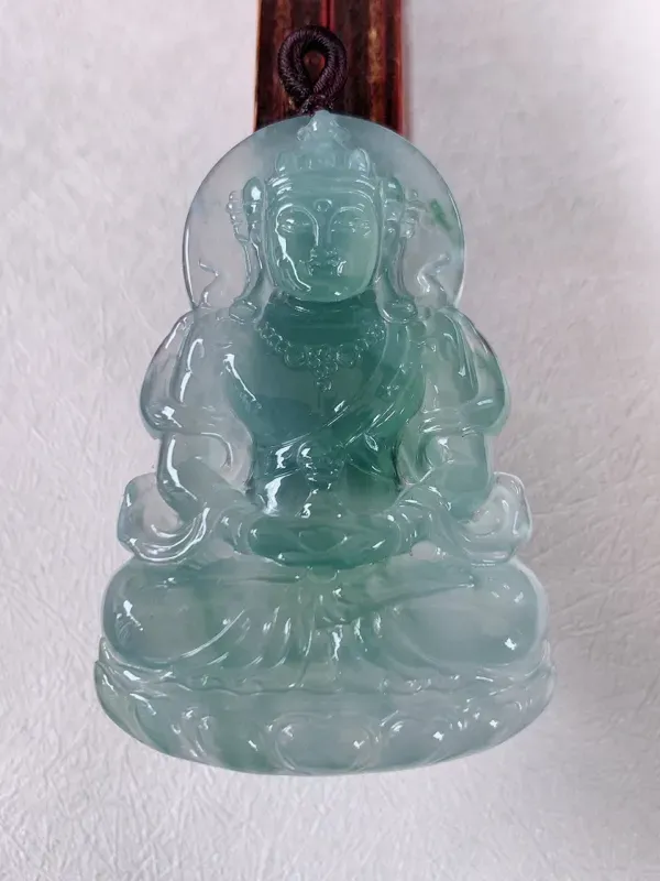 【大件老坑冰度母观音翡翠挂件,【自然光实拍】,法相庄严,灵华自然。度母是观世音菩萨的化身,度母的造像跟观音一样,是很考验师傅的雕工和底蕴的,头戴宝冠,面容姣好,体态腴美。 整体非常之灵韵,气度非凡。佩戴效果优雅迷人,性价比超值!#60尺寸54.2*36*5.5】图1
