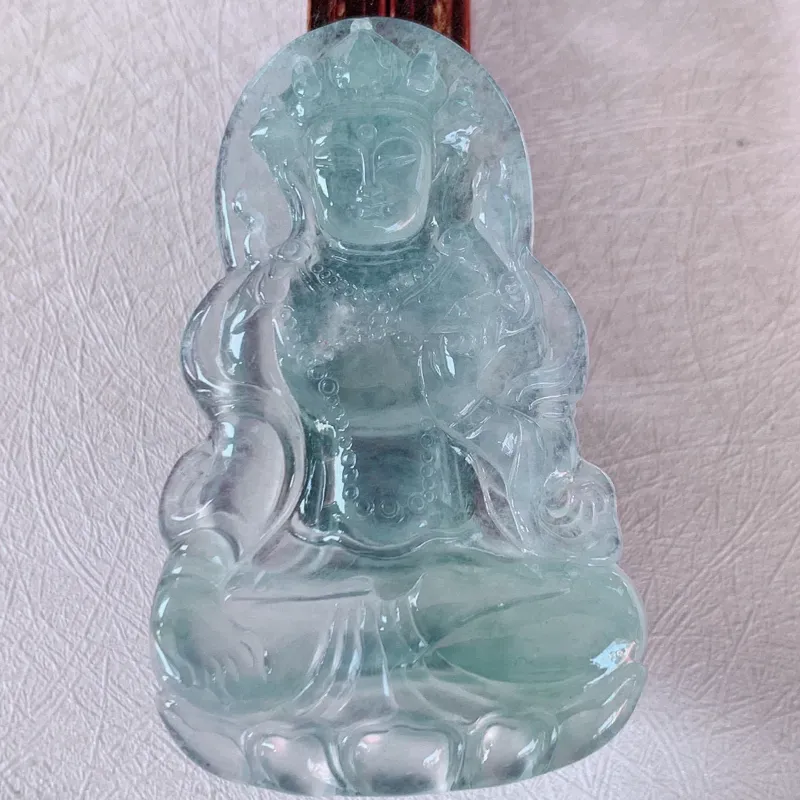 【大件老坑冰度母观音翡翠挂件,【自然光实拍】,法相庄严,灵华自然。度母是观世音菩萨的化身,度母的造像跟观音一样,是很考验师傅的雕工和底蕴的,头戴宝冠,面容姣好,体态腴美。 整体非常之灵韵,气度非凡。佩戴效果优雅迷人,性价比超值!#50.21尺寸60*36*5】图5