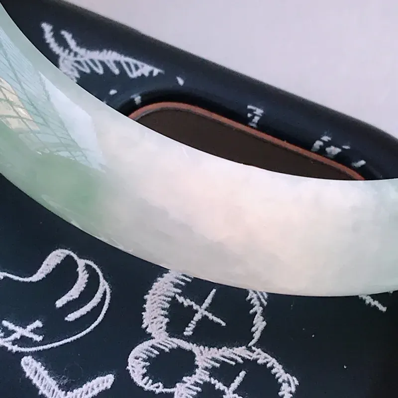 【尺寸:51.2/10.6/6.7mm,天然A货翡翠带绿宽边手镯,编号1.25-ying】图11