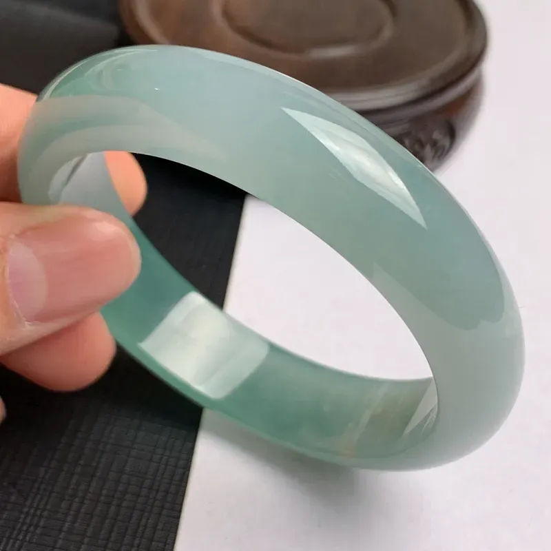 【缅甸a货翡翠,水润满色正圈手镯55.3mm,玉质细腻,色彩迷人,水润透亮,条形大方得体,佩戴效果好】图6