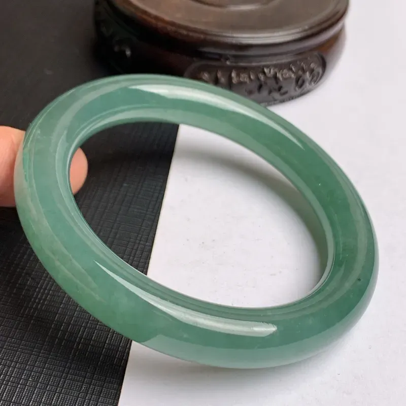 【缅甸a货翡翠,水润满色圆条手镯58.5mm,玉质细腻,色彩艳丽,秀气圆润,条形大方得体,佩戴效果好】图7