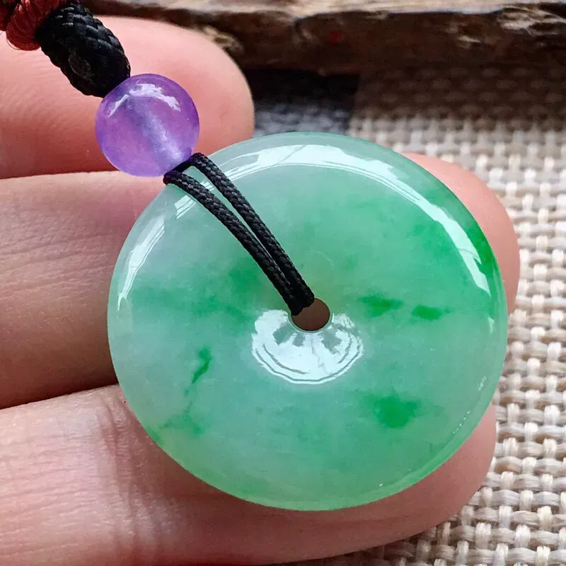 【严选推荐👍👍👍(室外自然光拍摄)老坑高糯化种飘阳绿色平安扣,种水上乘,冰胶感十足,晶体结构致密,肉质水润细腻,起玻璃光泽。很清爽的绿色,相当漂亮,高性价比,送人自留皆可。备注:配珠为非翡翠配饰。】图2