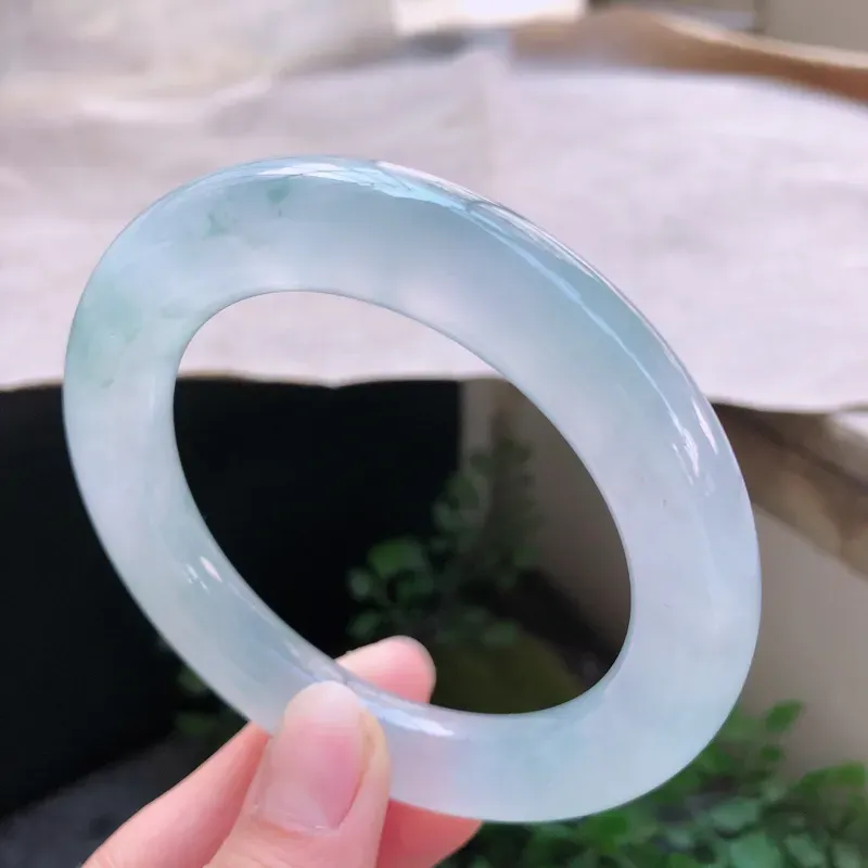 【01/26 冰糯种飘花圆条翡翠手镯,⑥ 玉质细腻水润,飘花灵动,佩戴高贵大方】图5