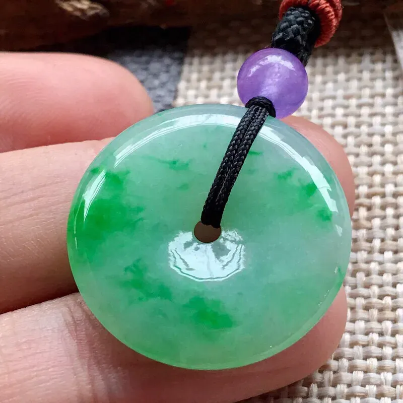 【严选推荐👍👍👍(室外自然光拍摄)老坑高糯化种飘阳绿色平安扣,种水上乘,冰胶感十足,晶体结构致密,肉质水润细腻,起玻璃光泽。很清爽的绿色,相当漂亮,高性价比,送人自留皆可。备注:配珠为非翡翠配饰。】图4