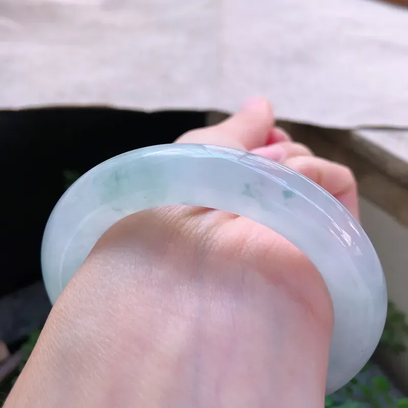 【01/26 冰糯种飘花圆条翡翠手镯,⑥ 玉质细腻水润,飘花灵动,佩戴高贵大方】图7