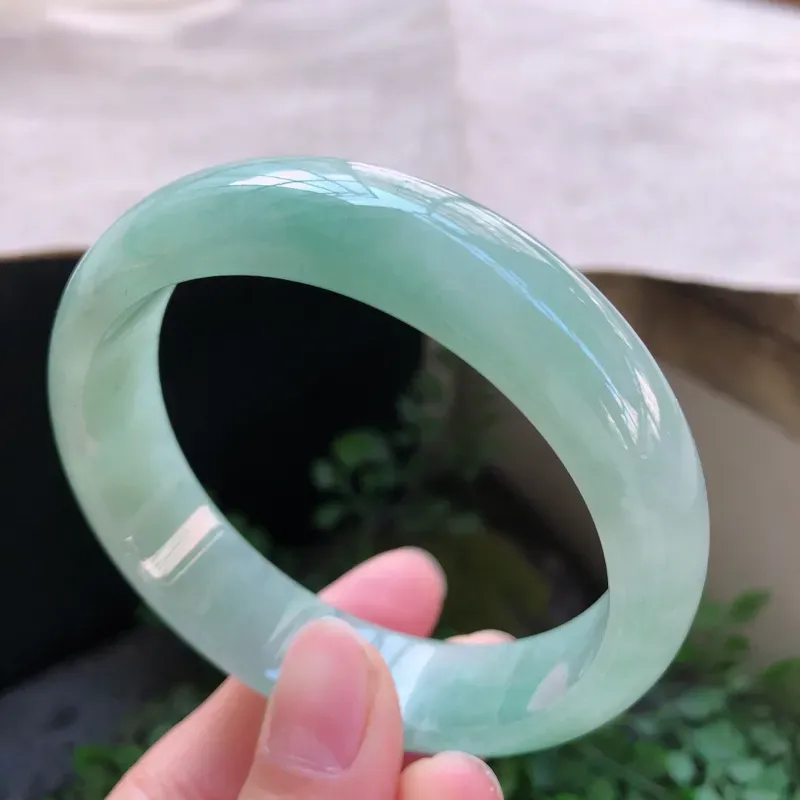 【01/26 飘花正圈翡翠手镯,⑥ 玉质细腻水润,佩戴优雅大方】图1