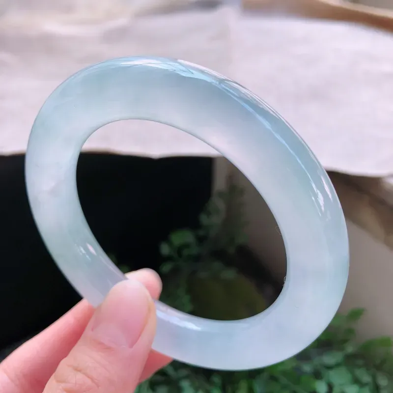 【01/26 冰糯种飘花圆条翡翠手镯,⑥ 玉质细腻水润,飘花灵动,佩戴高贵大方】图1