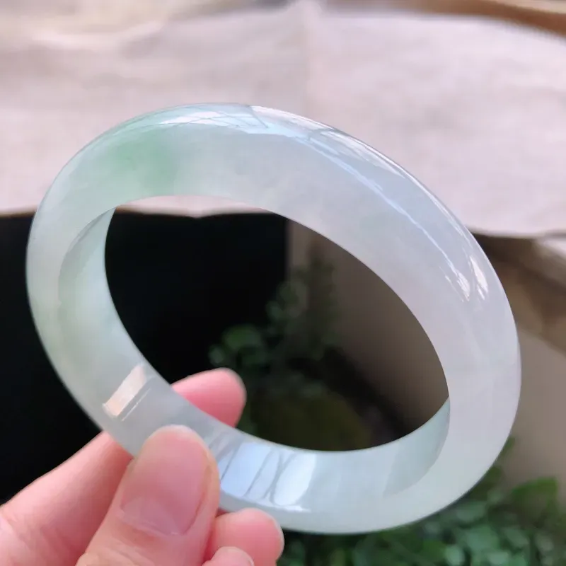 【01/26 飘花正圈翡翠手镯,⑥ 玉质细腻水润,飘花灵动,佩戴高贵大方】图3