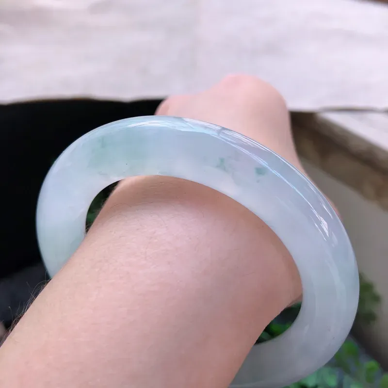 【01/26 冰糯种飘花圆条翡翠手镯,⑥ 玉质细腻水润,飘花灵动,佩戴高贵大方】图6