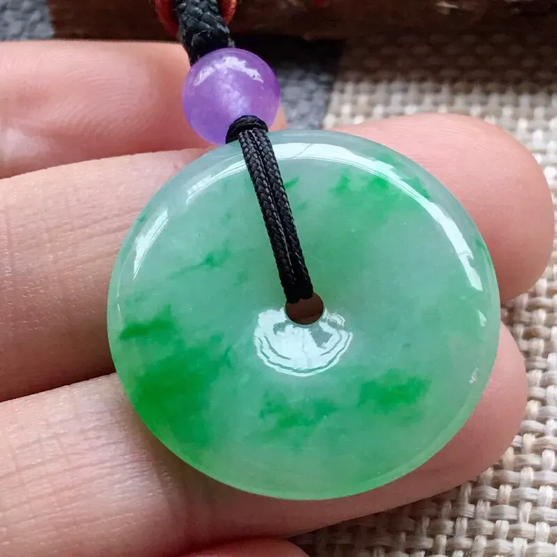 【严选推荐👍👍👍(室外自然光拍摄)老坑高糯化种飘阳绿色平安扣,种水上乘,冰胶感十足,晶体结构致密,肉质水润细腻,起玻璃光泽。很清爽的绿色,相当漂亮,高性价比,送人自留皆可。备注:配珠为非翡翠配饰。】图3