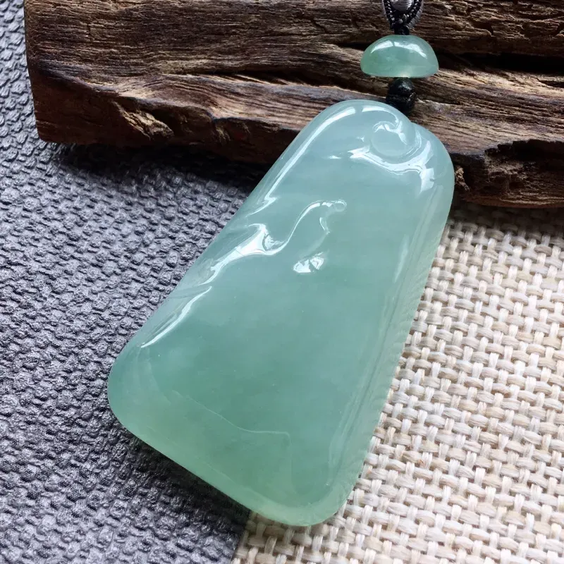 【严选推荐👍👍👍(室外自然光拍摄)随形高糯冰种淡绿底色悟道佛挂件,大巧不工,简单勾勒,线条简洁流畅,形体饱满圆润,男女士皆可佩戴,佩戴效果佳。老坑种质,种水上乘,冰胶感十足,光泽度佳,起强玻璃光泽。高性价比,高收藏价值,值得入手品鉴!备注:顶珠为同料翡翠。】图6