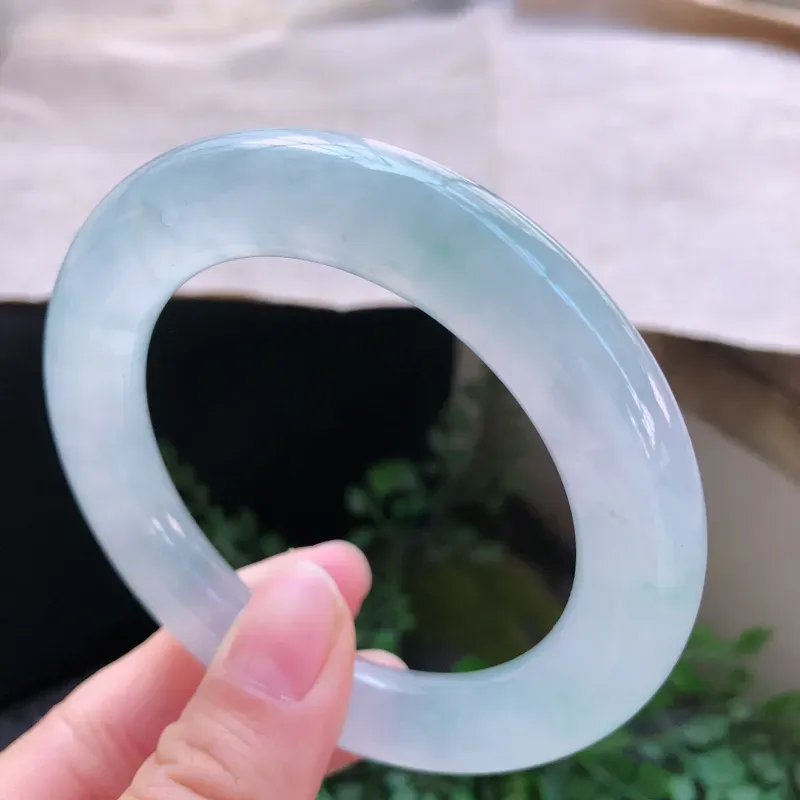 【01/26 冰糯种飘花圆条翡翠手镯,⑥ 玉质细腻水润,飘花灵动,佩戴高贵大方】图2