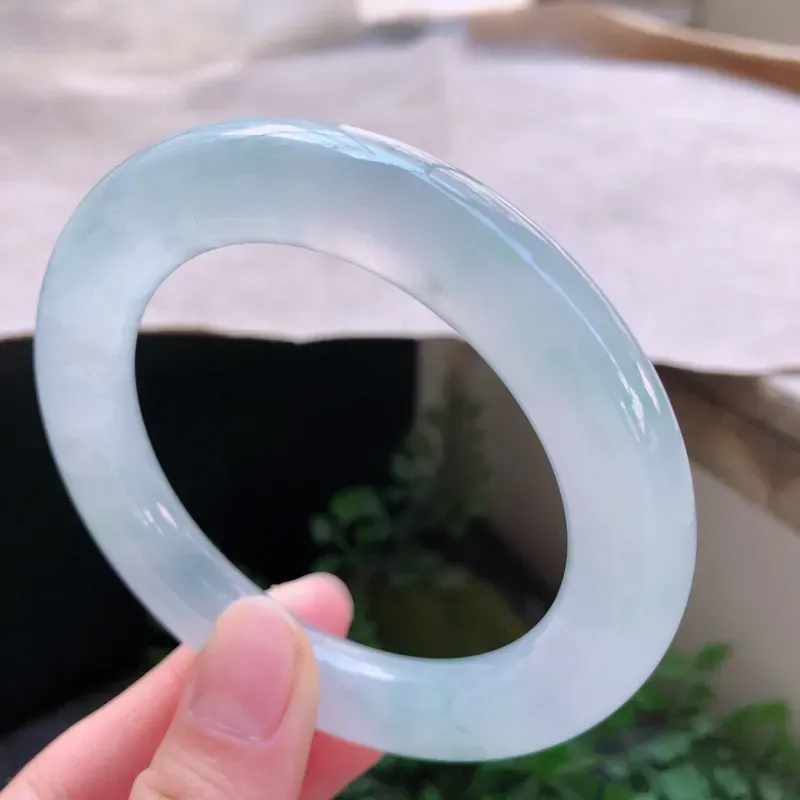 【01/26 冰糯种飘花圆条翡翠手镯,⑥ 玉质细腻水润,飘花灵动,佩戴高贵大方】图4