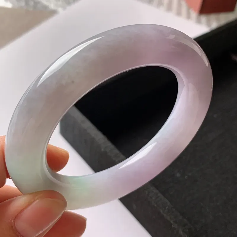 【缅甸a货翡翠,水润春带彩圆条手镯56mm,玉质细腻,色彩艳丽,肥美圆润,条形大方得体,佩戴效果好】图5