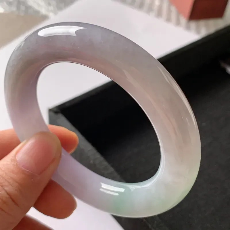 【缅甸a货翡翠,水润春带彩圆条手镯56mm,玉质细腻,色彩艳丽,肥美圆润,条形大方得体,佩戴效果好】图3