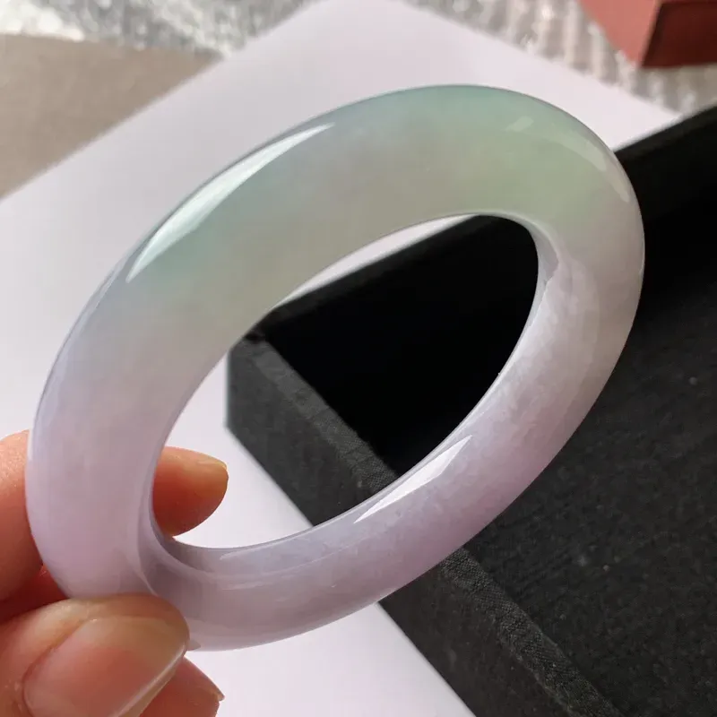 【缅甸a货翡翠,水润春带彩圆条手镯56mm,玉质细腻,色彩艳丽,肥美圆润,条形大方得体,佩戴效果好】图4
