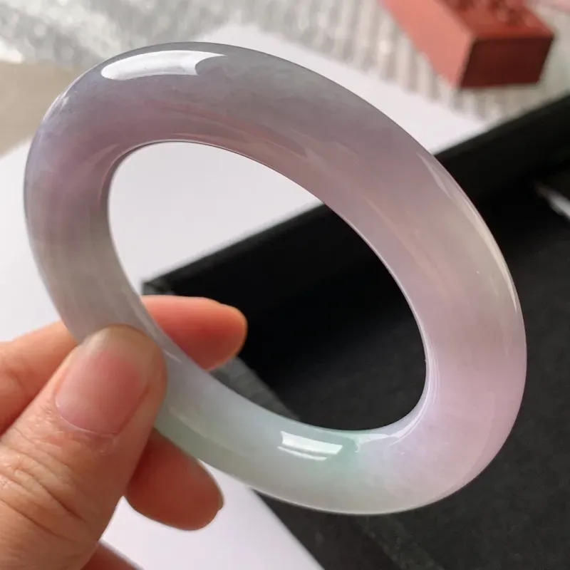 【缅甸a货翡翠,水润春带彩圆条手镯56mm,玉质细腻,色彩艳丽,肥美圆润,条形大方得体,佩戴效果好】图6