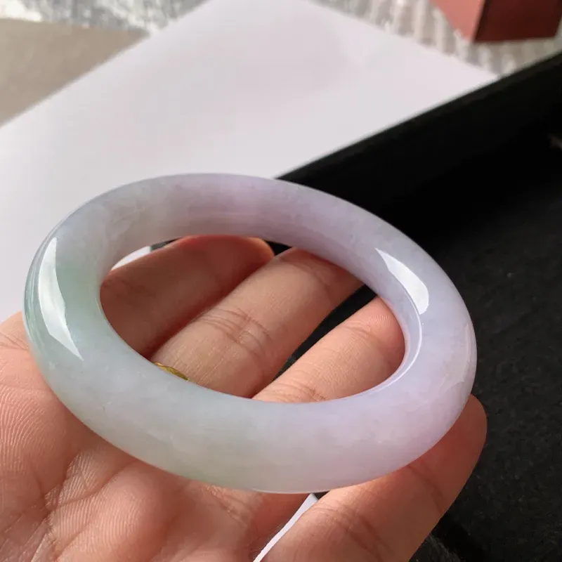 【缅甸a货翡翠,水润春带彩圆条手镯56mm,玉质细腻,色彩艳丽,肥美圆润,条形大方得体,佩戴效果好】图7