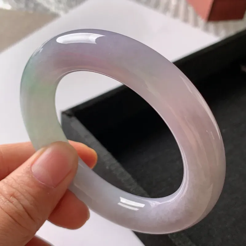 【缅甸a货翡翠,水润春带彩圆条手镯56mm,玉质细腻,色彩艳丽,肥美圆润,条形大方得体,佩戴效果好】图2
