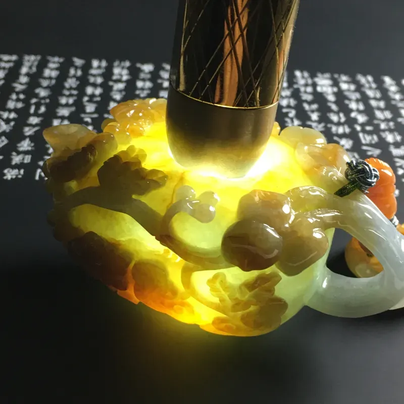 糯种黄翡精美茶壶摆件 尺寸85.5-45-47毫米 色彩艳丽 雕工精细