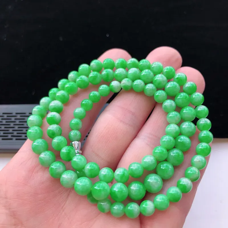 飘绿翡翠圆珠项链，玉质莹润，佩戴佳品，圆珠直径：7mm，86颗