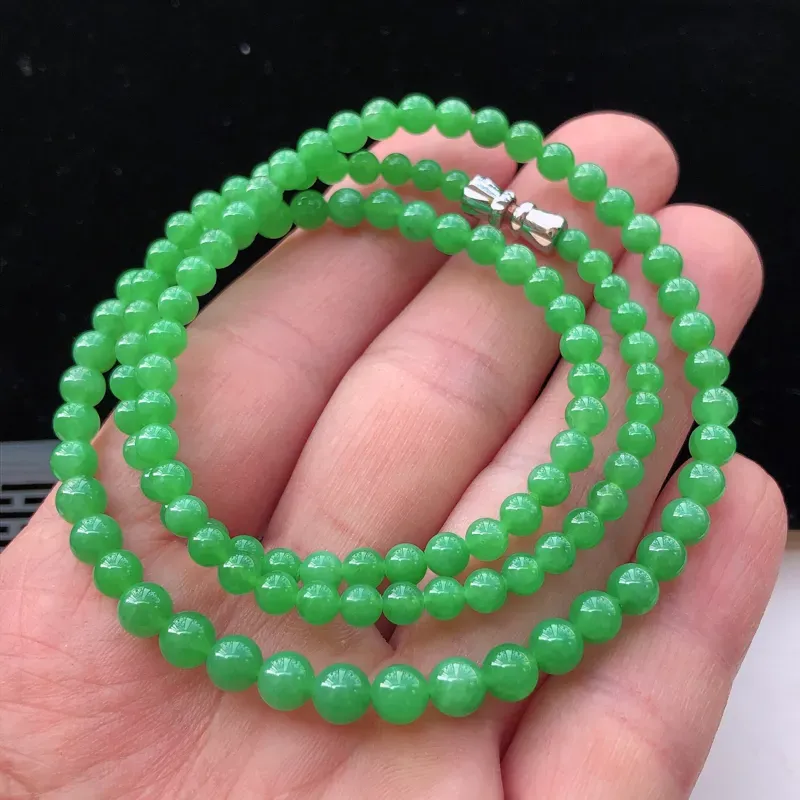 飘绿翡翠圆珠项链，玉质莹润，佩戴佳品，圆珠直径：5.5mm，119颗