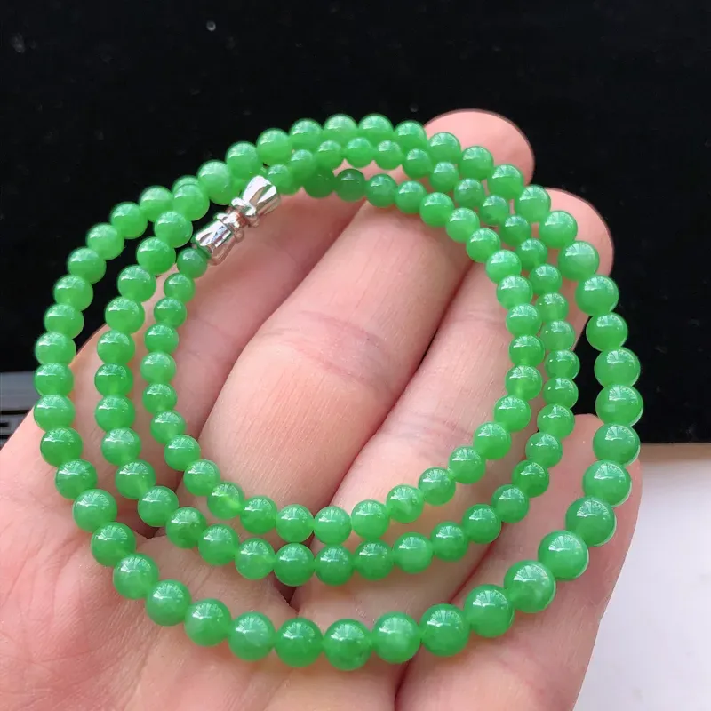 飘绿翡翠圆珠项链，玉质莹润，佩戴佳品，圆珠直径：5.5mm，119颗