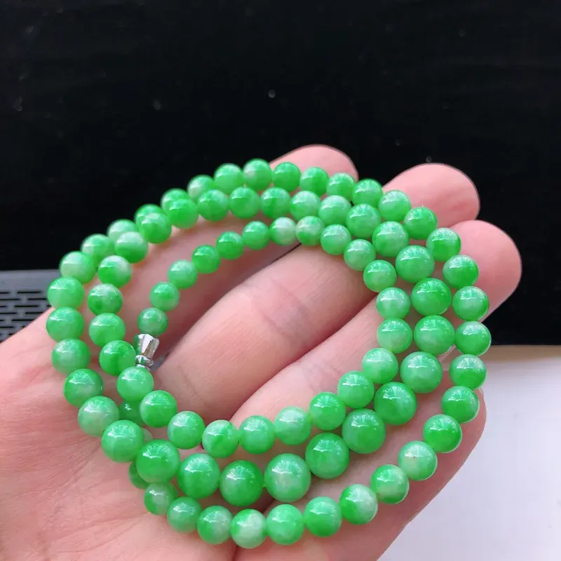 飘绿翡翠圆珠项链，玉质莹润，佩戴佳品，圆珠直径：7mm，86颗