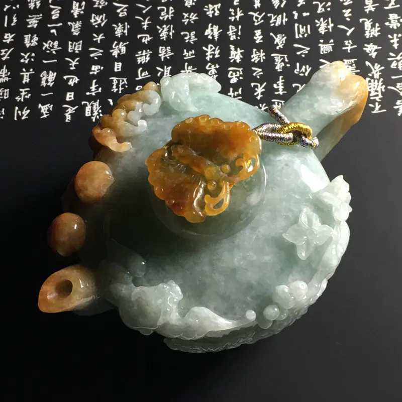 糯种黄翡精美茶壶摆件 尺寸115-79-57毫米 色彩艳丽 雕工精细