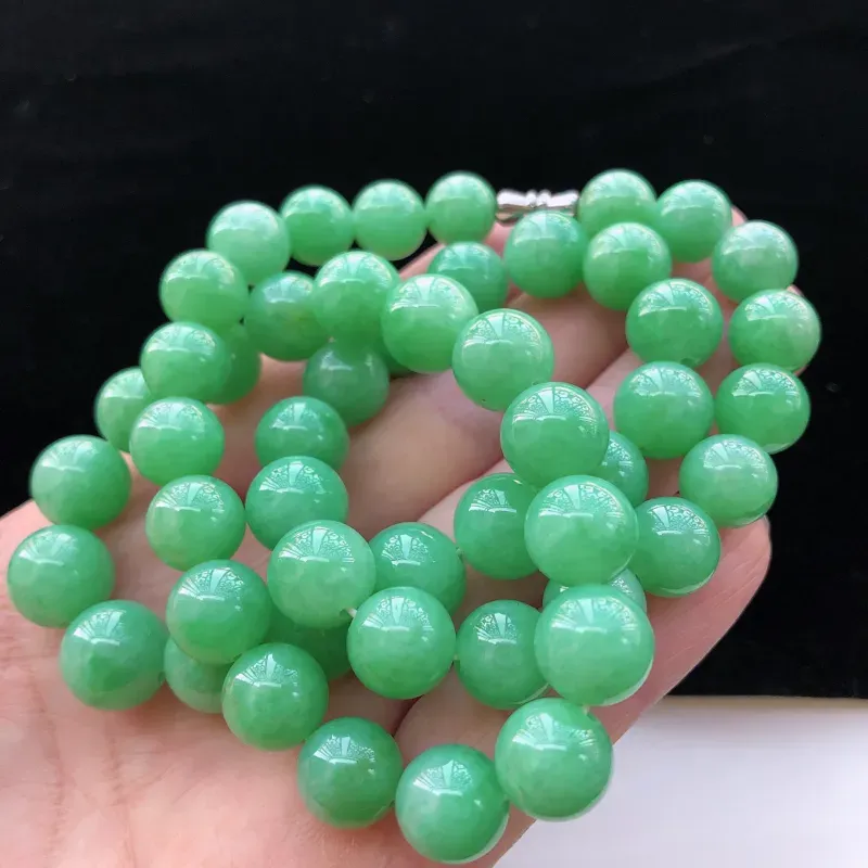 飘绿翡翠圆珠项链，玉质莹润，佩戴佳品，圆珠直径：12mm，50颗