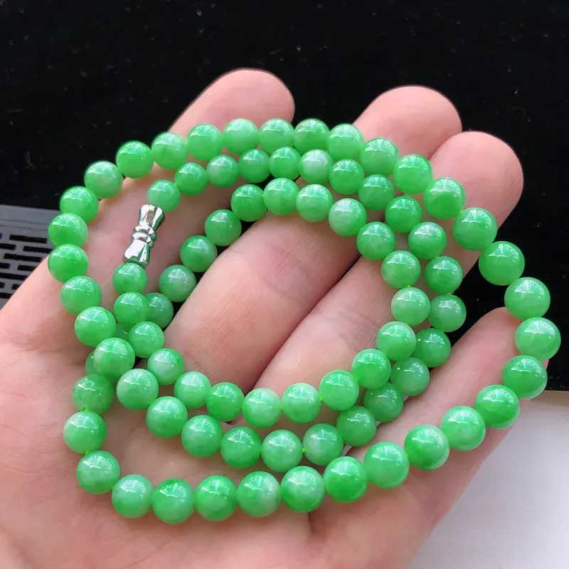 飘绿翡翠圆珠项链，玉质莹润，佩戴佳品，圆珠直径：6.7mm，81颗