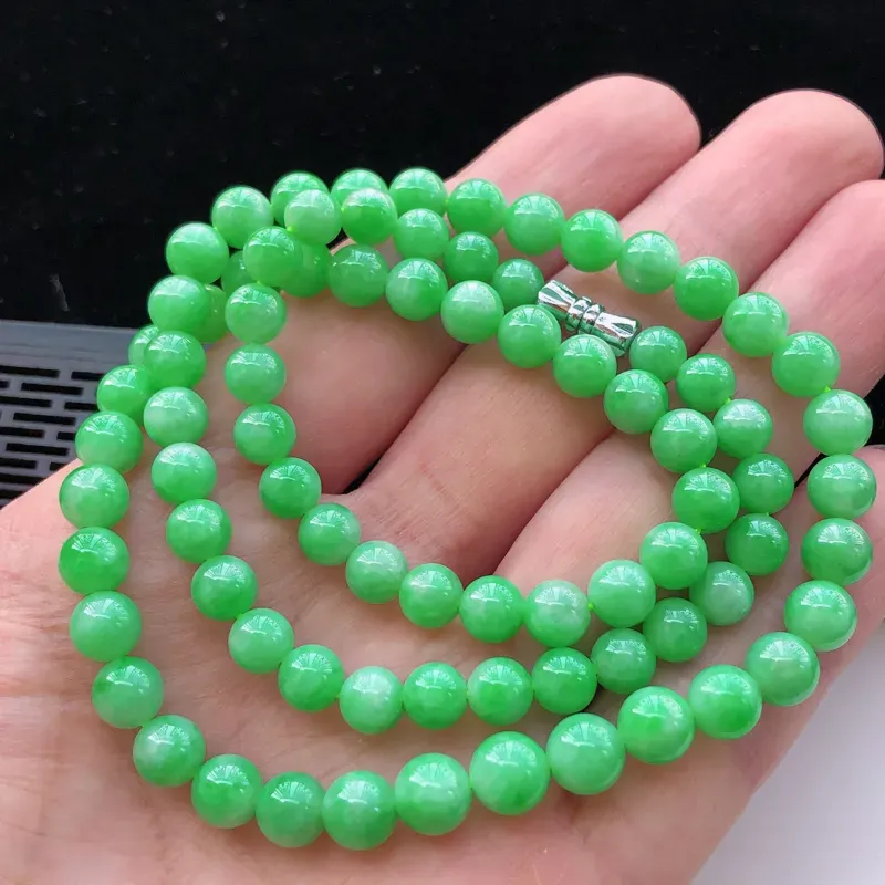 飘绿翡翠圆珠项链，玉质莹润，佩戴佳品，圆珠直径：6.7mm，81颗