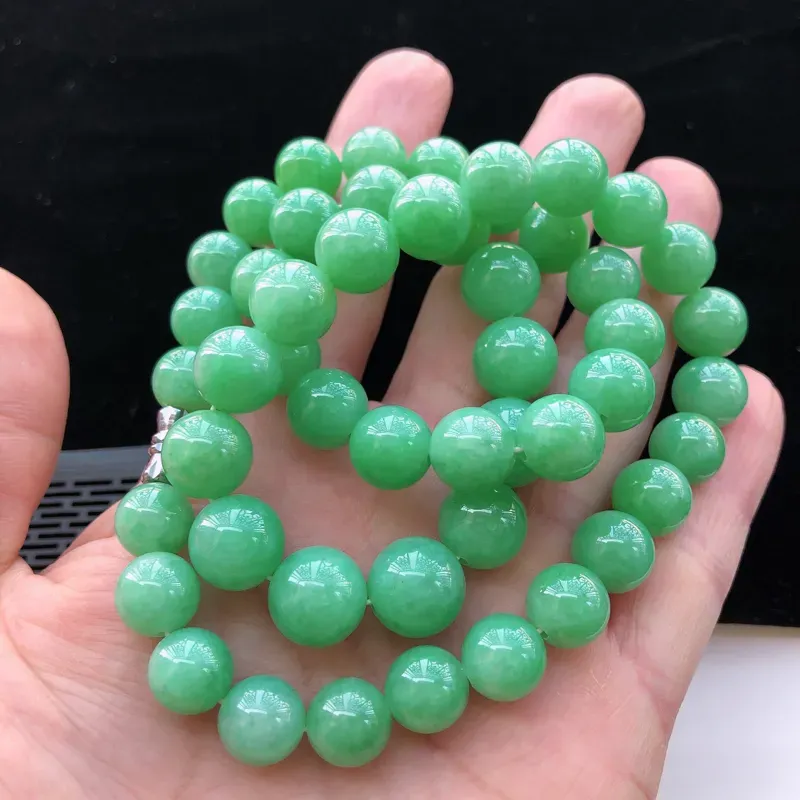 飘绿翡翠圆珠项链，玉质莹润，佩戴佳品，圆珠直径：12mm，50颗