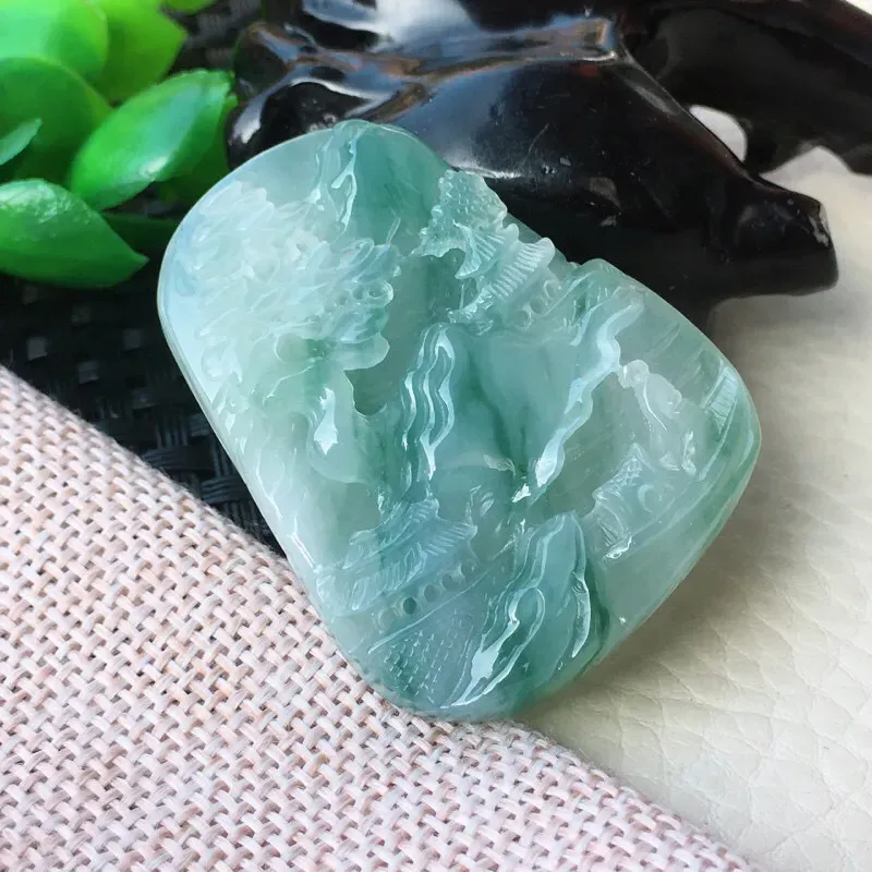 【翡翠精雕山高水长玉坠 冰透水润,玉质细腻 胶感,花式灵动 种水足 ,圆润饱满!尺寸:45.3*36*7mm】图8