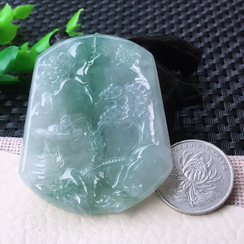 【翡翠精雕山高水长玉坠 冰透水润,玉质细腻 胶感,花式灵动 种水足 ,圆润饱满!尺寸:45.3*36*7mm】图2