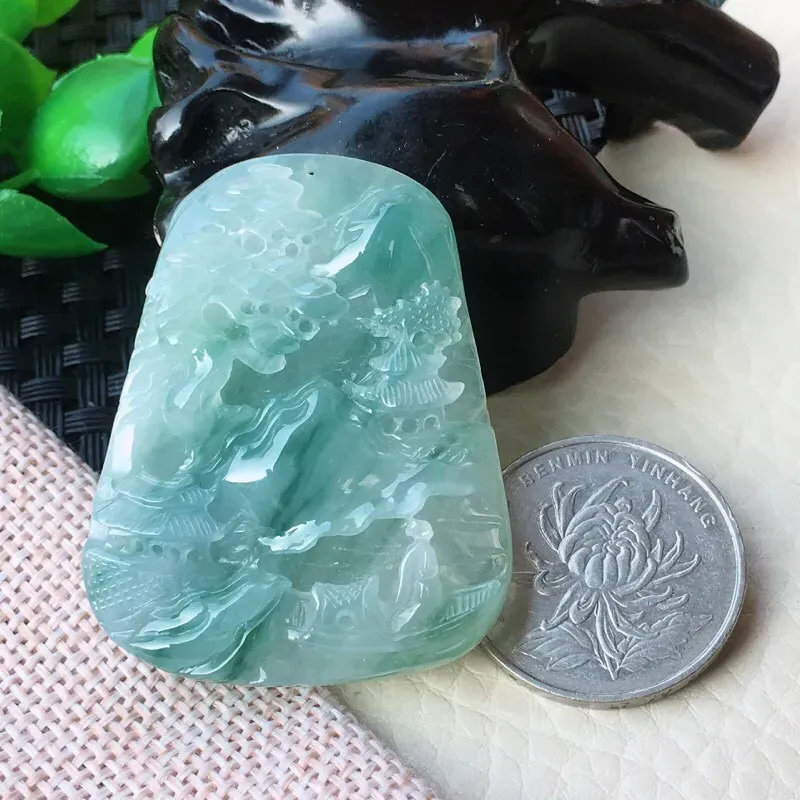 【翡翠精雕山高水长玉坠 冰透水润,玉质细腻 胶感,花式灵动 种水足 ,圆润饱满!尺寸:45.3*36*7mm】图6