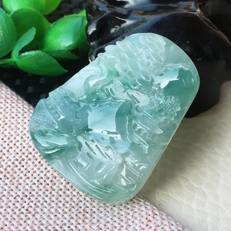 【翡翠精雕山高水长玉坠 冰透水润,玉质细腻 胶感,花式灵动 种水足 ,圆润饱满!尺寸:45.3*36*7mm】图5