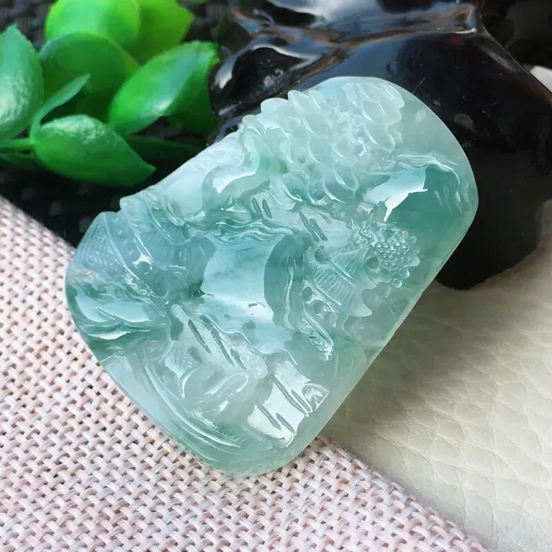 【翡翠精雕山高水长玉坠 冰透水润,玉质细腻 胶感,花式灵动 种水足 ,圆润饱满!尺寸:45.3*36*7mm】图3