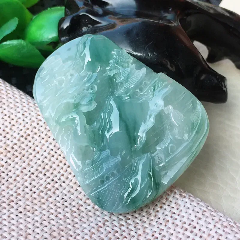 【翡翠精雕山高水长玉坠 冰透水润,玉质细腻 胶感,花式灵动 种水足 ,圆润饱满!尺寸:45.3*36*7mm】图4