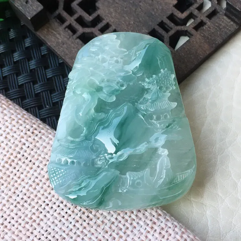 【翡翠精雕山高水长玉坠 冰透水润,玉质细腻 胶感,花式灵动 种水足 ,圆润饱满!尺寸:45.3*36*7mm】图7
