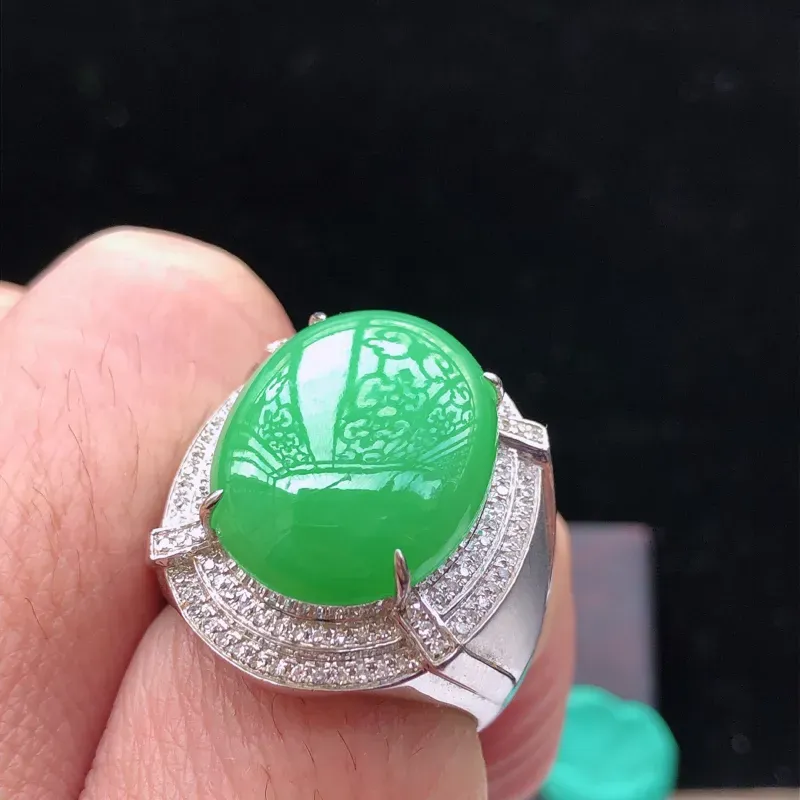 翡翠18.8圈18k金伴钻镶嵌满绿戒指，玉质莹润，佩戴佳品，内径：18.8mm整体尺寸:24.5*23.2*11.5mm，裸石尺寸 ：18.6*15*6.9mm，重13.19克