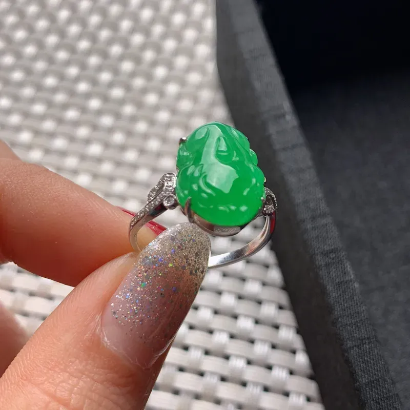 18k金伴钻满绿貔貅戒指，玉质细腻，颜色艳丽，有种有色，佩戴效果更好，裸石14.8_10.3_3.6mm