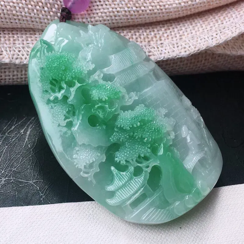 【精雕飘绿山高水长玉吊坠,种老,水润,质感十足。精致修饰雕!顶珠为装饰珠!尺寸:67*43.9*14.5mm】图1